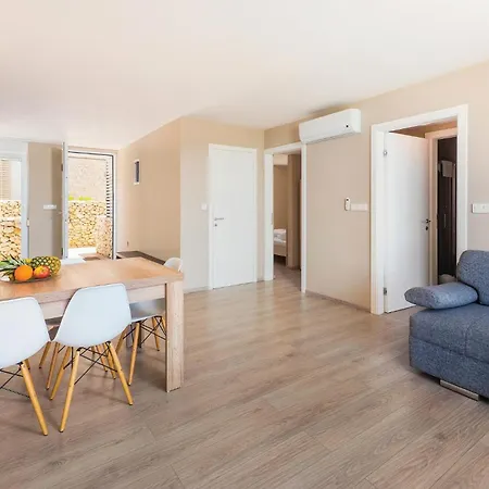 Pet Friendly In With Kitchen