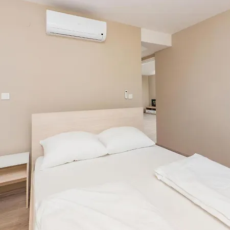 Pet Friendly In With Kitchen *